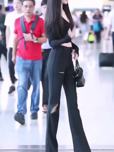 小姐姐这穿搭挺独特