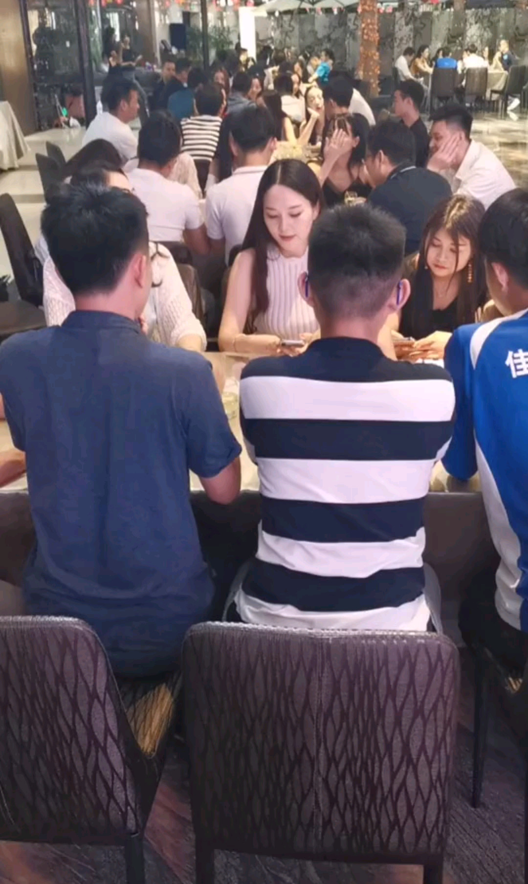 气质小姐姐相亲太抢手了~两个男