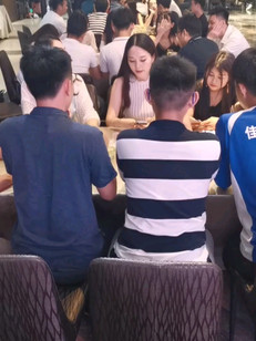 气质小姐姐相亲太抢手了~两个男