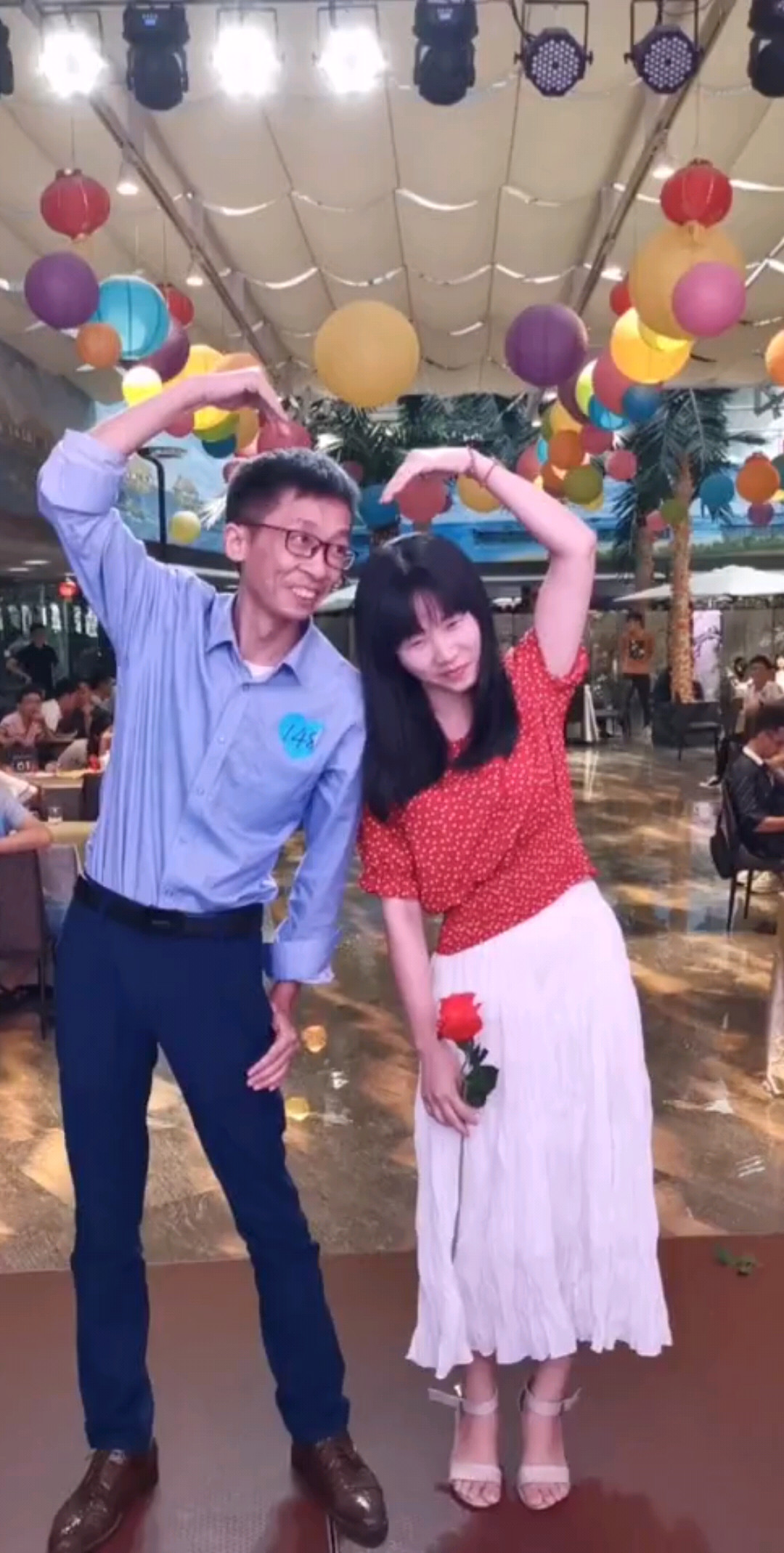 在200人的相亲现场~小伙勇敢