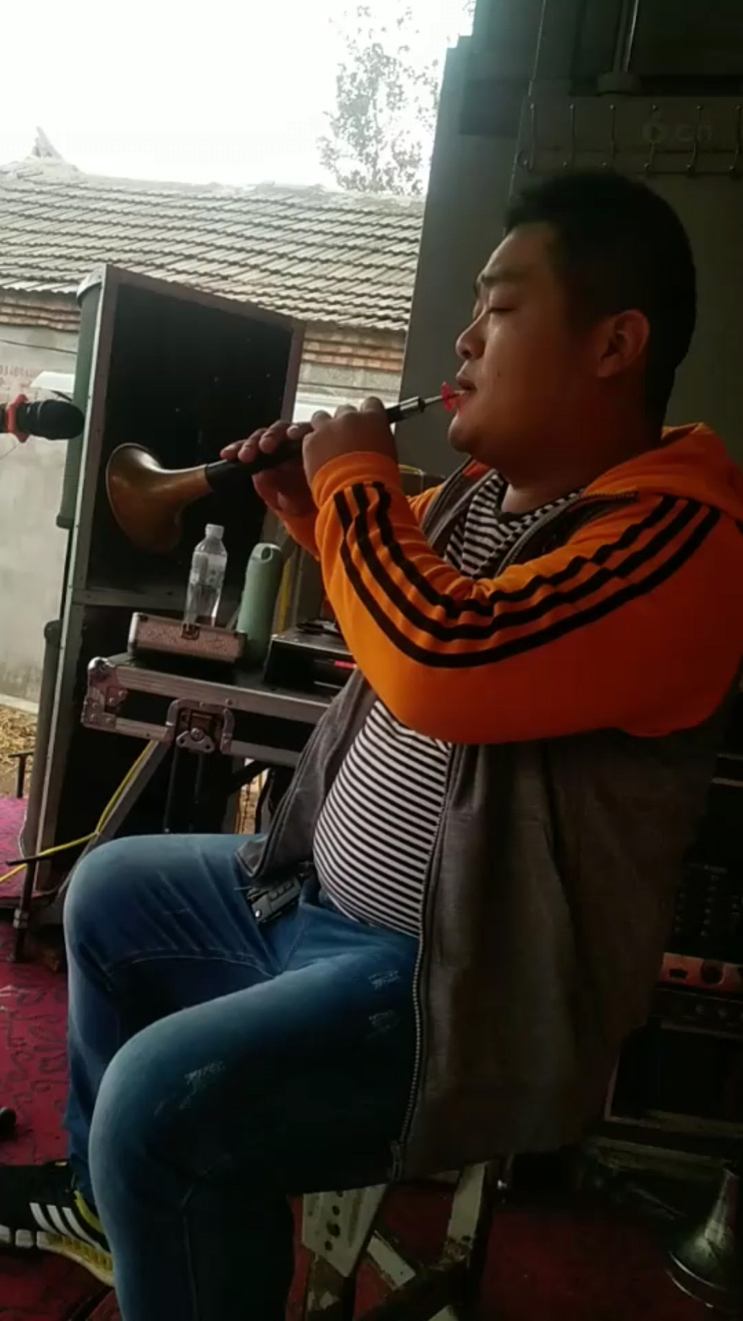 民间艺人陶新安小啦叭吹的相当可