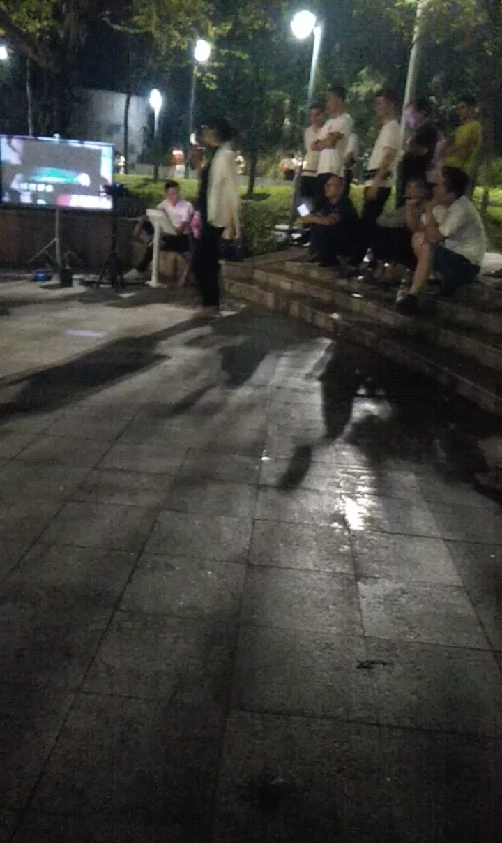 大牌出场!场面失控…