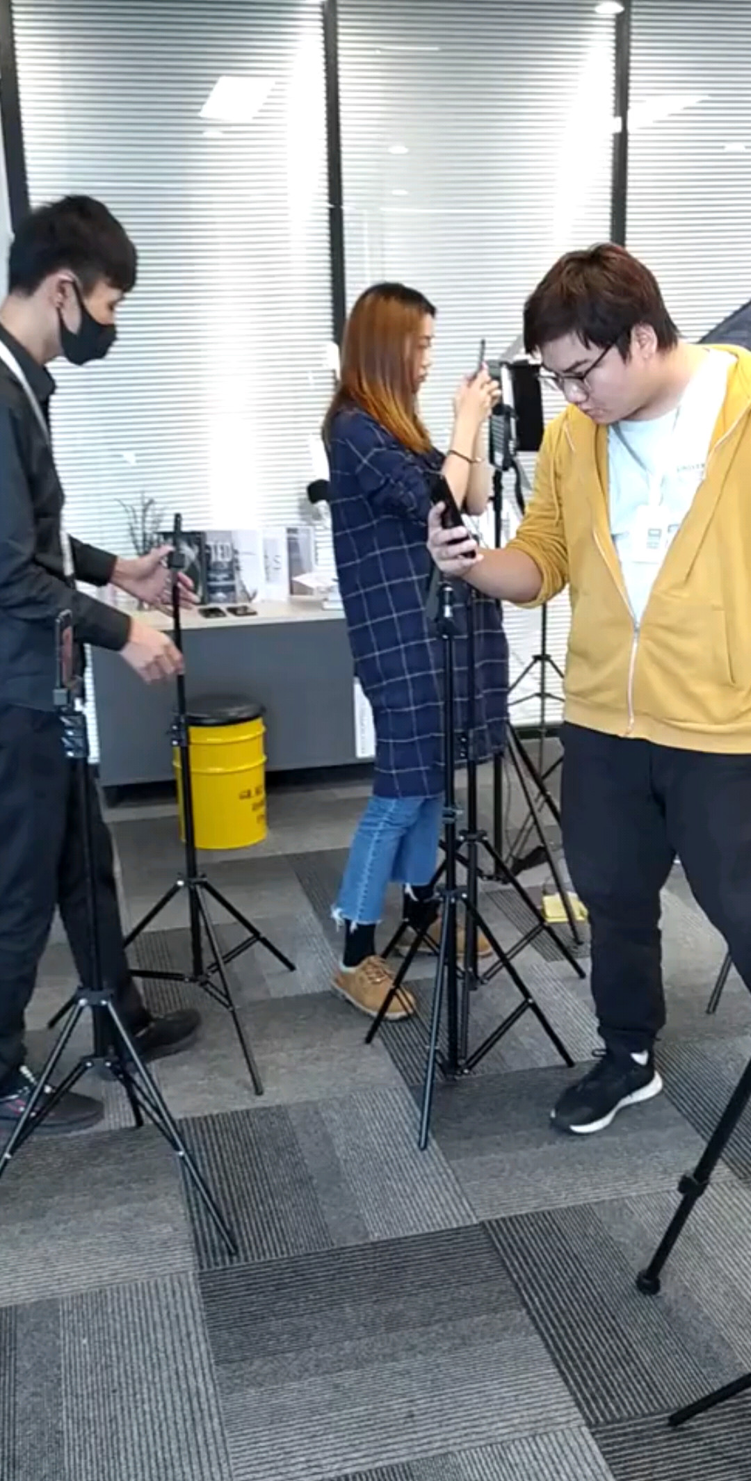 开手机开放大镜找螺丝，醉了