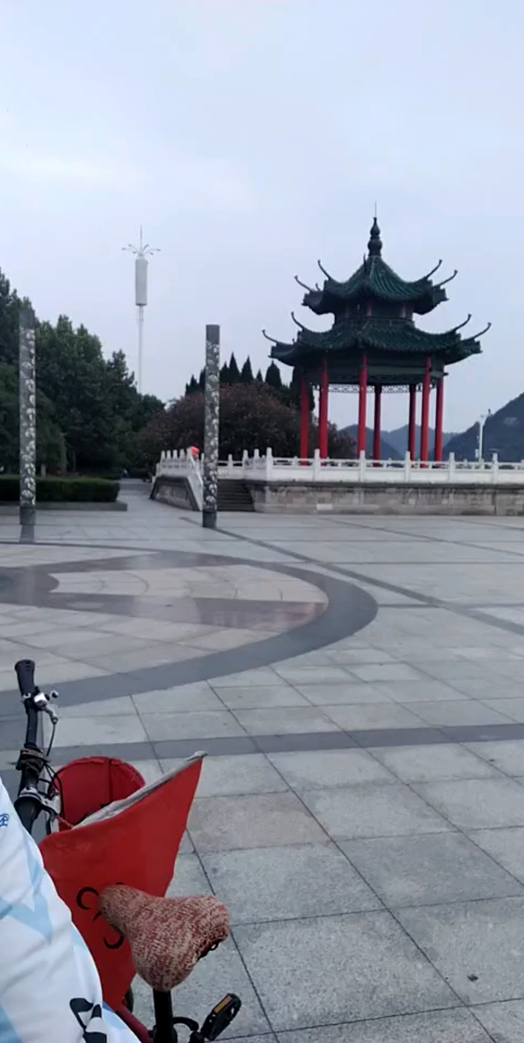 我在宜昌滨江公园广场骑车