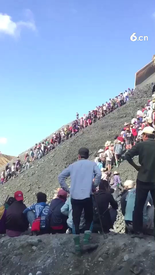 缅甸翡翠原石场口挖玉人太拼命了