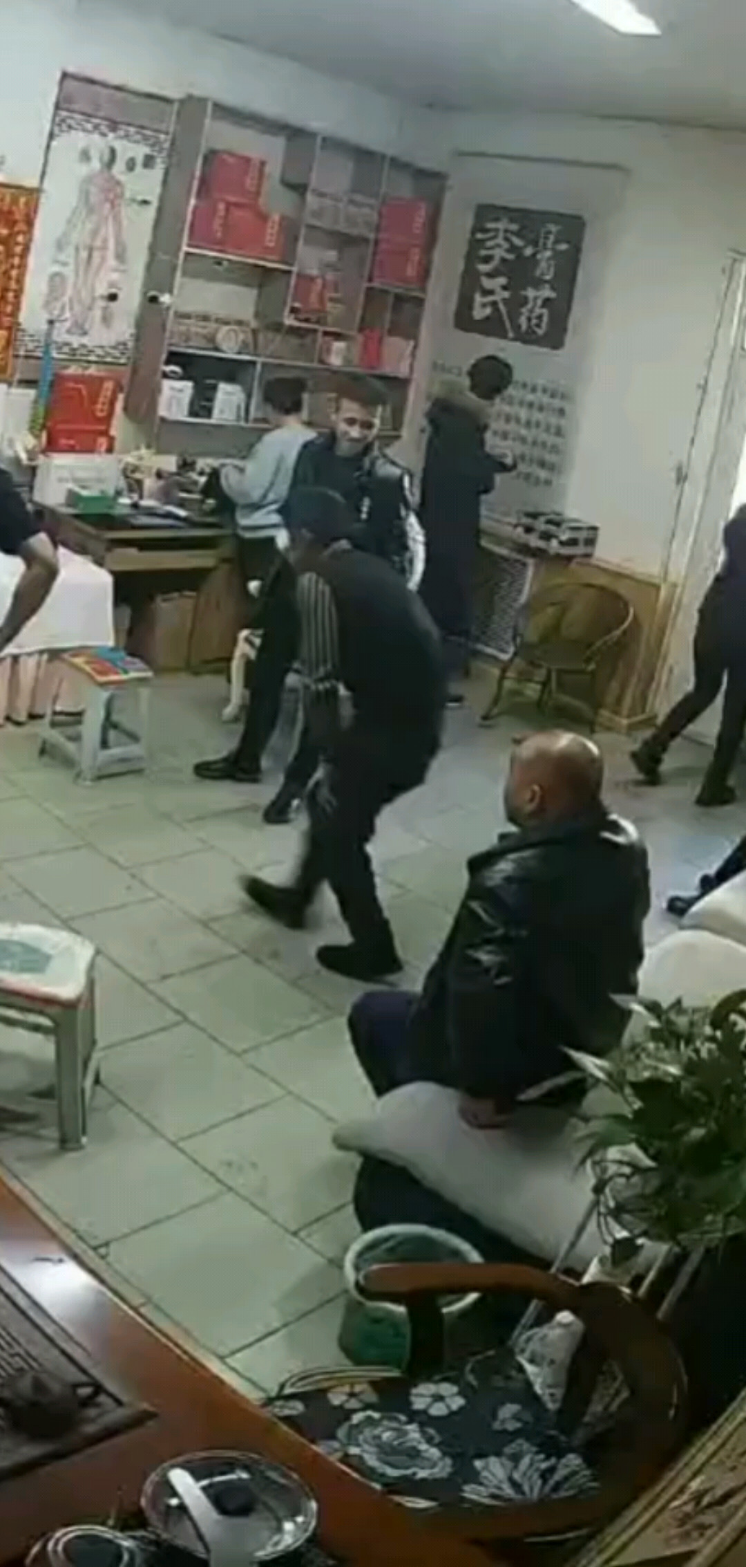 颈椎腰椎病患者排队贴膏贴