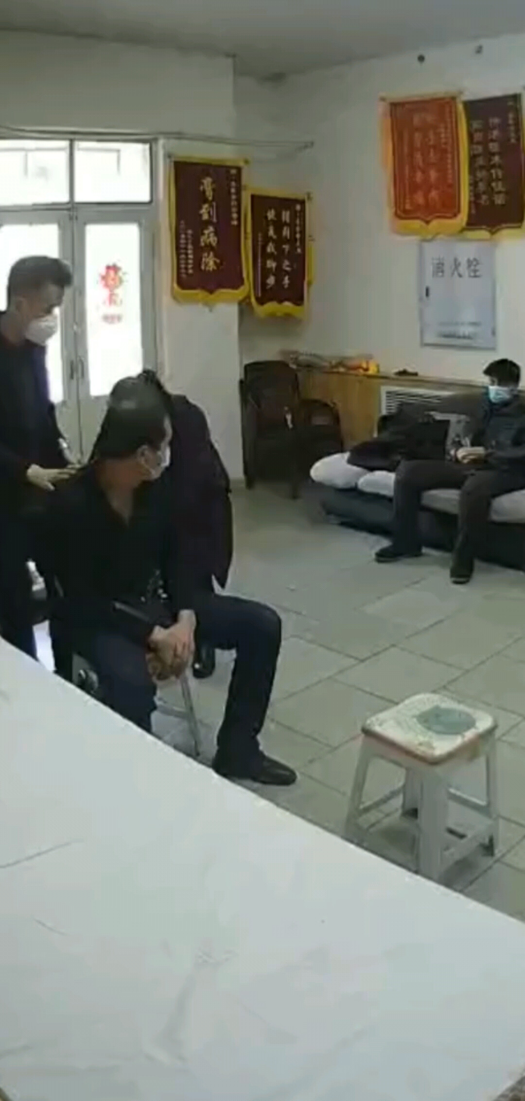 李大夫跟患者沟通