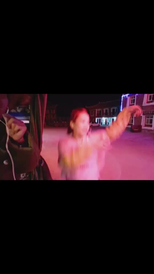 折多山下川渝菜馆美女老板娘