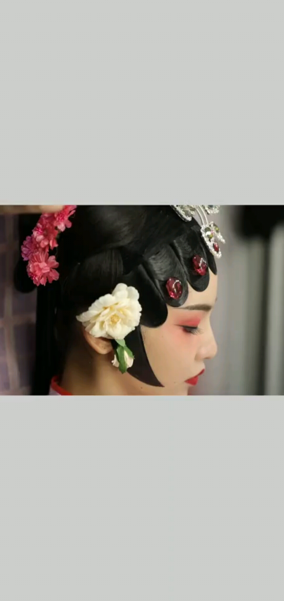 照花前后镜，花面相交映。