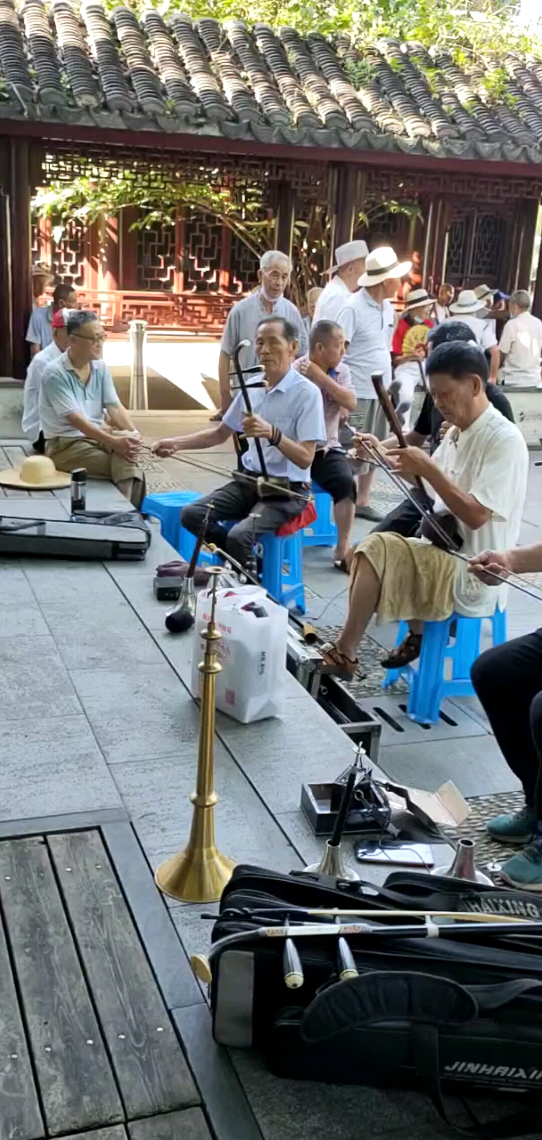 一支乐器队伍他们在通往打擂台路