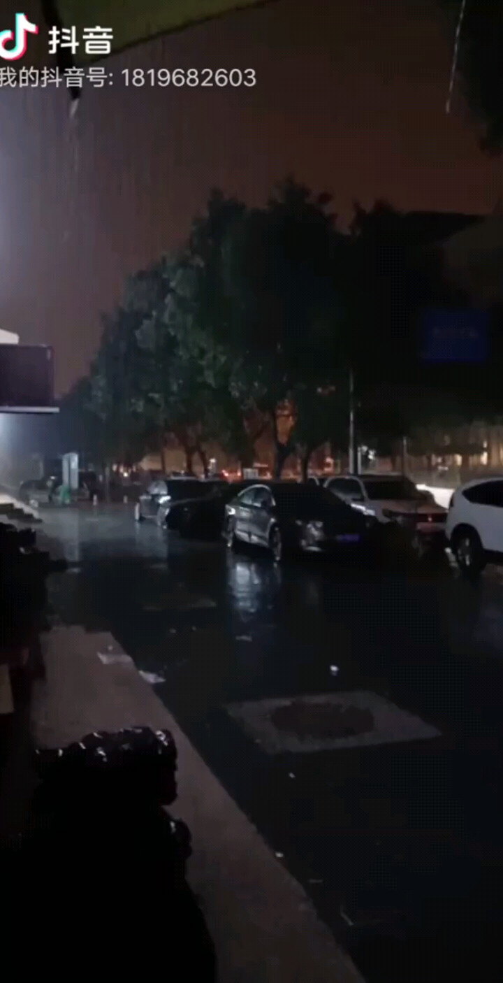 北京下了整整一天的大爆雨，躲一