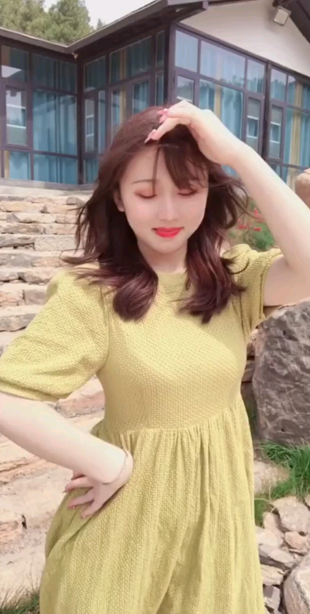 凭自己赢得掌声，让嘲讽你的人后