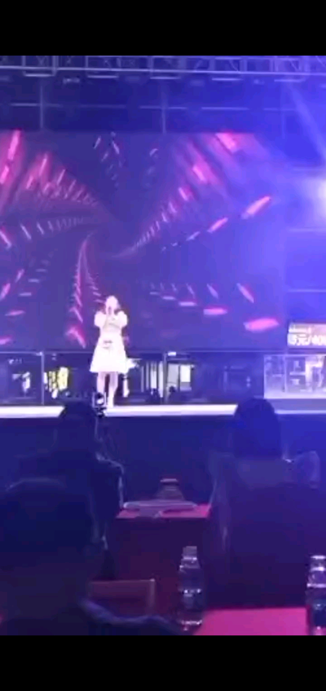 把歌曲搬到了舞台上唱了一下