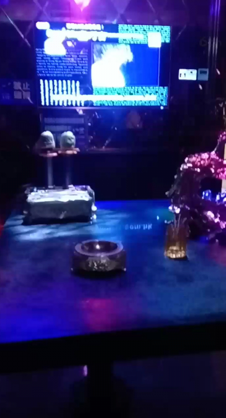 日落水流西复东，春光不尽柳何穷