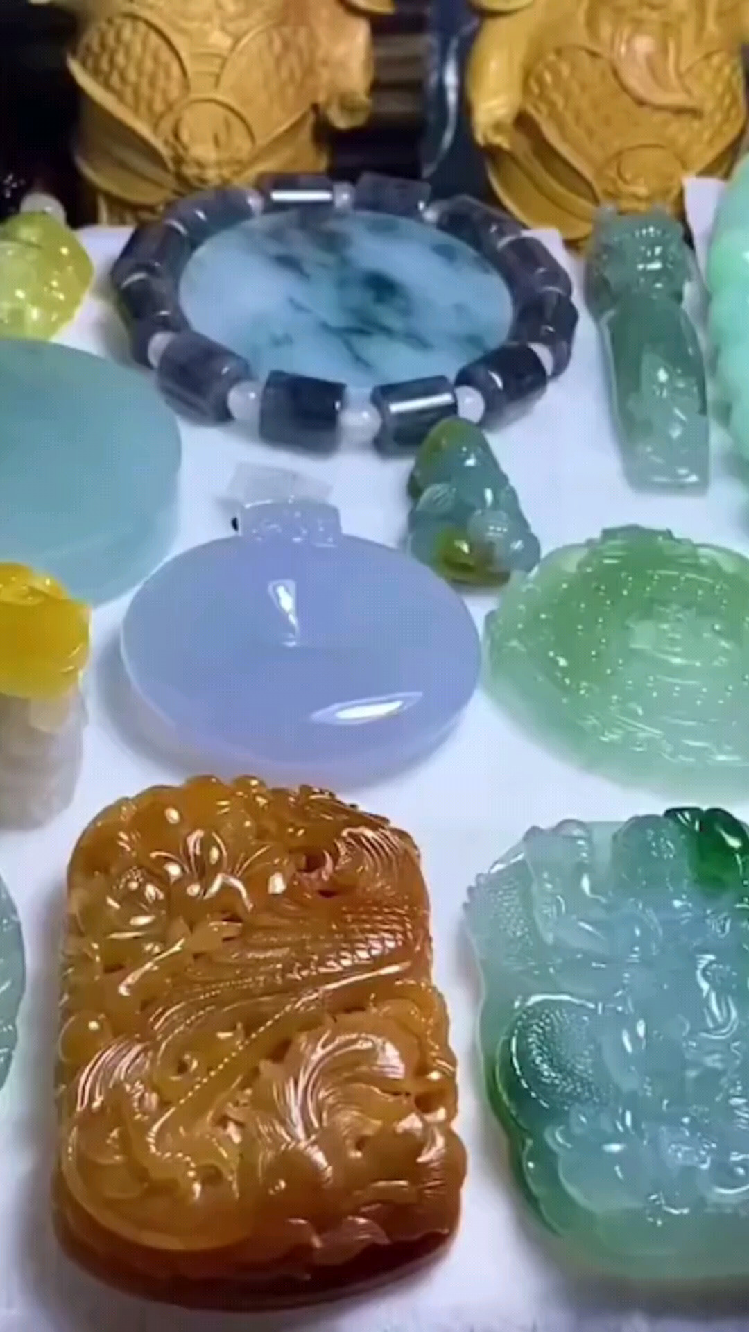 缅甸天然翡翠。