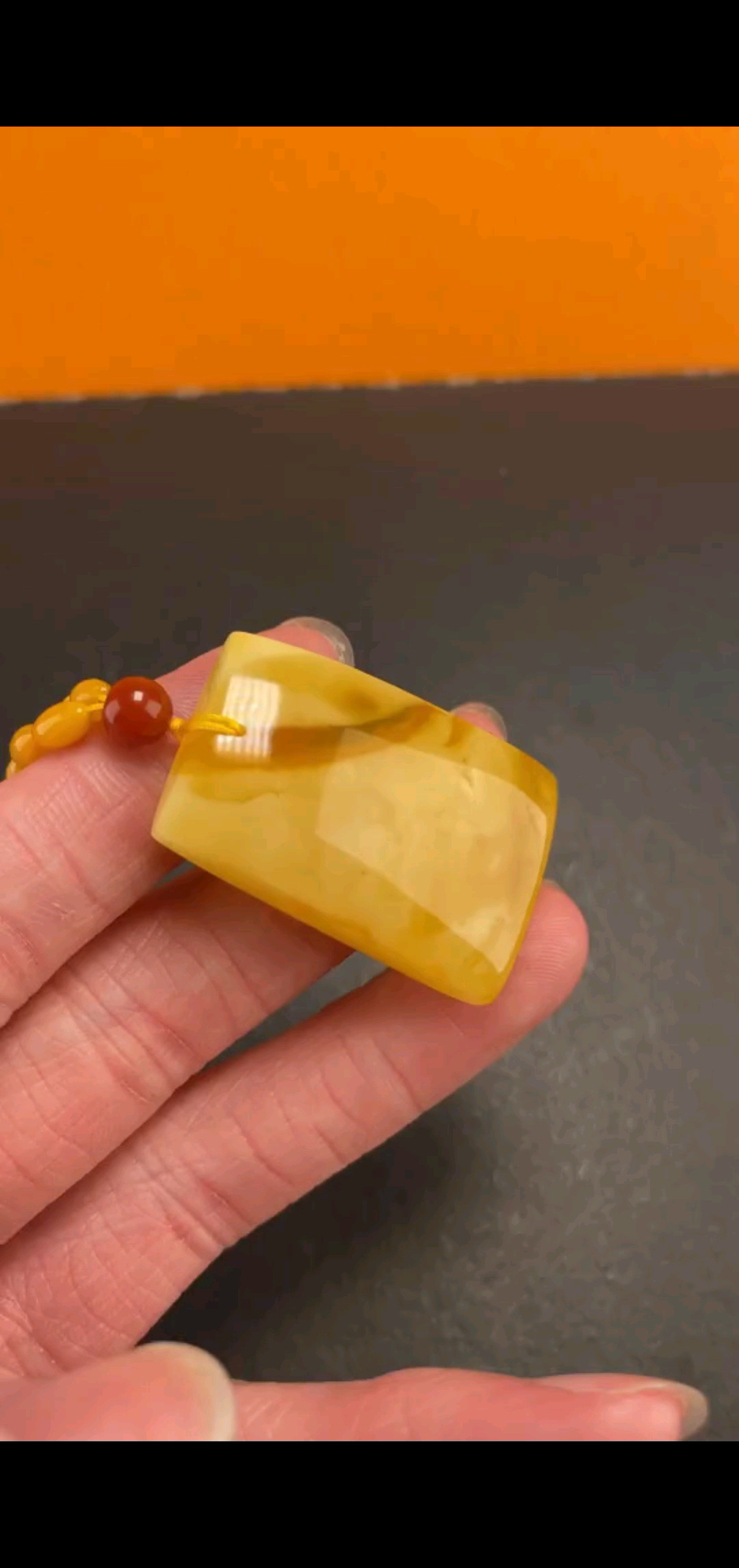 平安牌子雕刻精致，颜