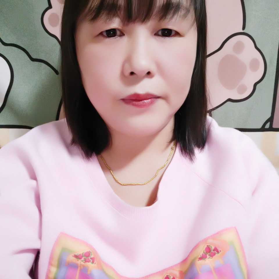 ╮♥依依╮海报