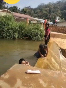 好多小美女下回洗澡了