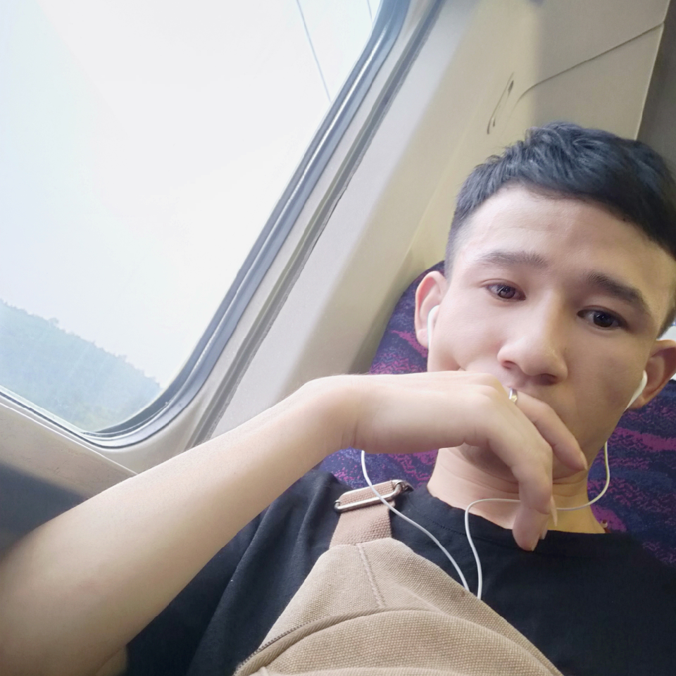 姓冯名旭海报