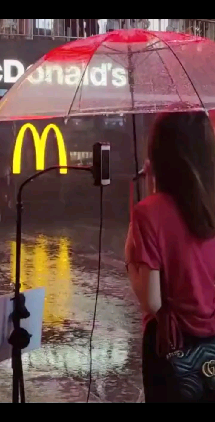 努力前行，风雨无阻，这条街最美