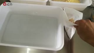 七彩蔬菜汁杂粮煎饼视频，小岳师傅杂粮煎饼酱料